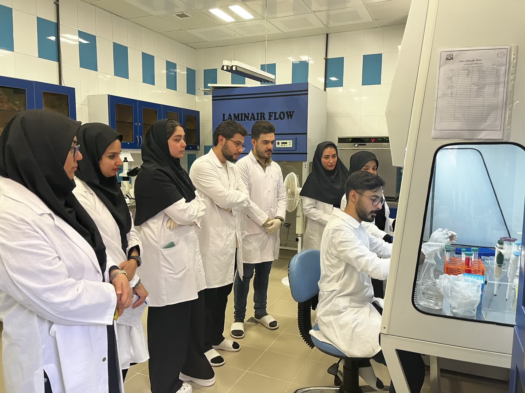 آزمایشگاه مرکز تحقیقات سلولی مولکولی